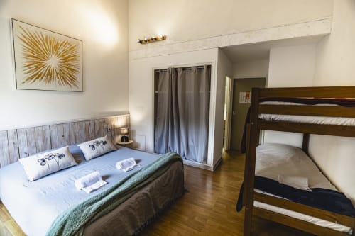 Chambre familiale à l'Hôtel De La Bonnheur à Bracieux avec lit double, lits superposés et vue sur le jardin