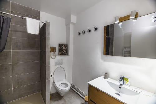 Salle de bains moderne à l'Hôtel De La Bonnheur à Bracieux avec douche à l'italienne, toilettes et lavabo
