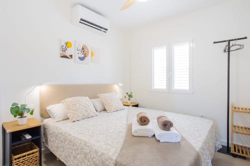 Dormitorio moderno con vista al mar en Haus Holiday Homes, San Javier, con camas gemelas, decoración neutra e inspiración costera