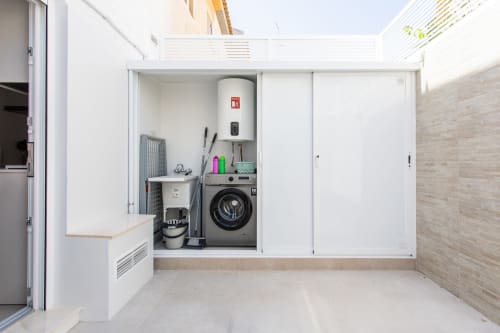 Moderno cuarto de servicio con lavadora y calentador de agua en el dúplex Haus Holiday Homes cerca de la playa de San Javier