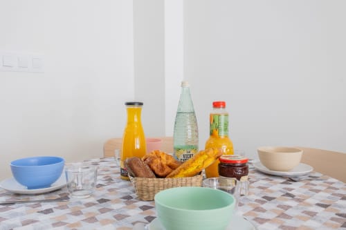 Mesa de desayuno en Haus Holiday Homes San Javier con pasteles, zumo de naranja y agua mineral