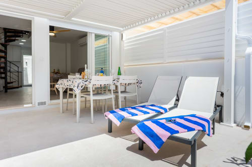 Terraza frente al mar con tumbonas, comedor y vistas al océano en Haus Holiday Homes, San Javier