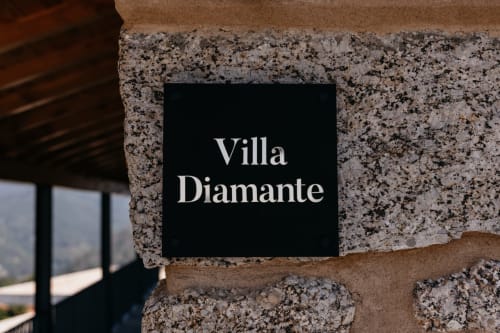 Placa "Villa Diamante" na parede de pedra da boutique hotel Villas Eden em Portugal