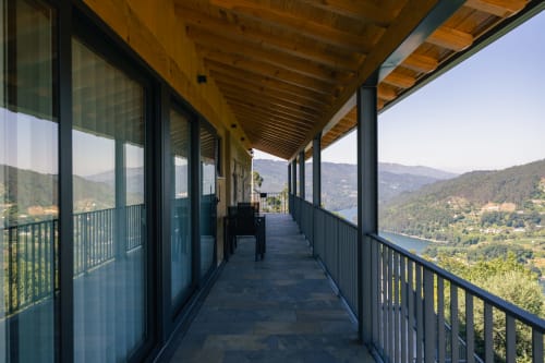 Varanda de moradia moderna na Villas Eden com vistas panorâmicas das montanhas e lago portugueses