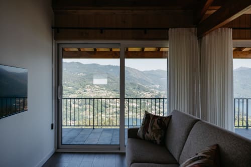 Varanda da villa moderna em Villas Eden com sofá cinzento, vistas para as montanhas e paisagem florestal