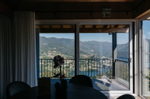 Vista da varanda Vila Diamante com paisagem das montanhas do Vale do Douro e lago na villa de luxo Villas Eden, Portugal