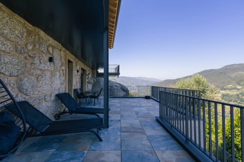Terraço Vila Ouro em Villas Eden com espreguiçadeiras, villa em pedra, vistas para vale montanhoso, Portugal