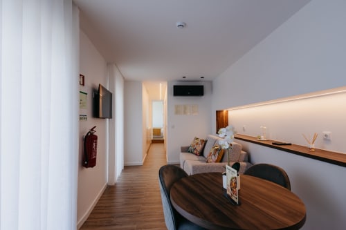 Interior da moradia moderna em Villas Eden com mesa de jantar, sala de estar e cozinha em Portugal