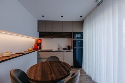 Cozinha moderna com área de refeições na Vila Ouro, boutique hotel Villas Eden em Portugal