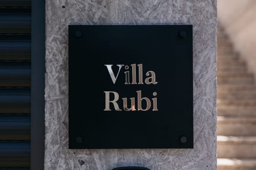 Placa com o nome Villa Rubi nas Villas Eden, uma hospedagem de charme em Portugal