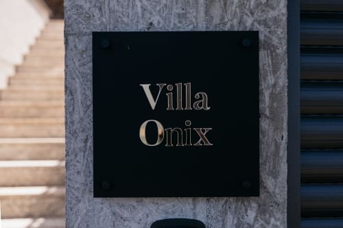 Placa de entrada da Villa Onix na propriedade boutique Villas Eden em Portugal