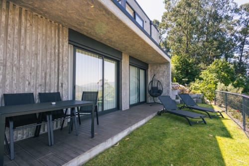 Terraço Vila Onix em Villas Eden com mesa de jantar, espreguiçadeiras e jardim cuidado com vista para a paisagem portuguesa