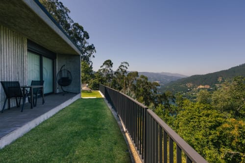 Terraço em quartzo de Vila com vistas da montanha em Villas Eden, Portugal - refúgio tranquilo com gramado e vale