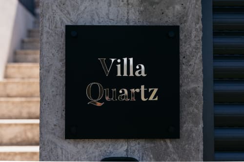 Placa Villa Quartz na entrada do hotel boutique Villas Eden em Portugal