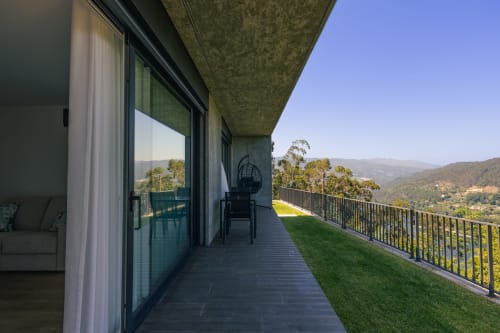 Terraço da villa moderna em Villas Eden com vista para a montanha, área de estar e jardim bem cuidado sobre a paisagem portuguesa