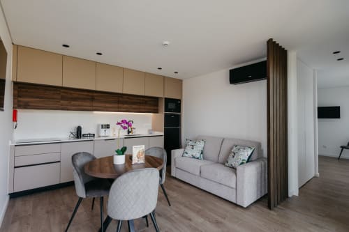Espaço de estar moderno em villa com cozinha, mesa de jantar e sofá nas Villas Eden, acomodação boutique em Portugal