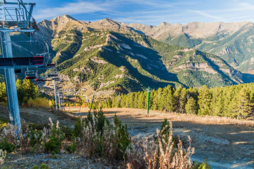 Remontée mécanique dominant les montagnes et la vallée boisée aux 3 Marches à Lamoura