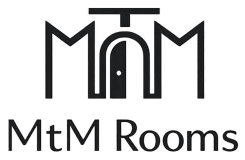 Logo del hotel MTM Rooms con símbolo de puerta, hospedaje hotelero en España