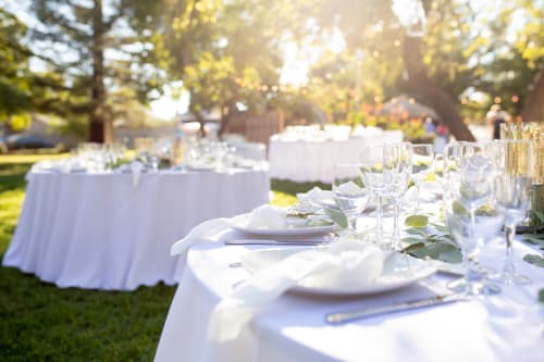Montaje de recepción de boda al aire libre en Hotel Rural Cortijo San Ignacio de Telde con elegantes mantelería blanca y cristalería