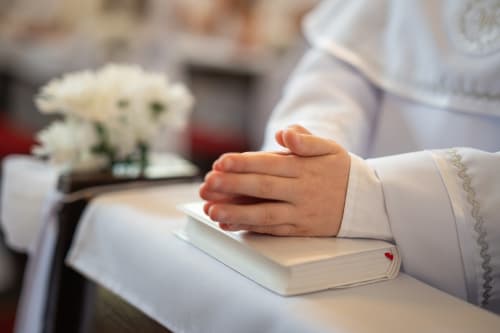Mano de la novia sobre la Biblia en la ceremonia de boda, Hotel Rural Cortijo San Ignacio, Telde
