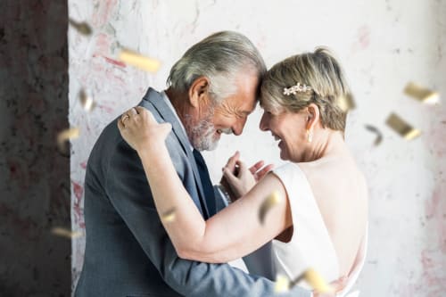 Pareja de ancianos bailando juntos en el Hotel Rural Cortijo San Ignacio de Telde con confeti cayendo alrededor