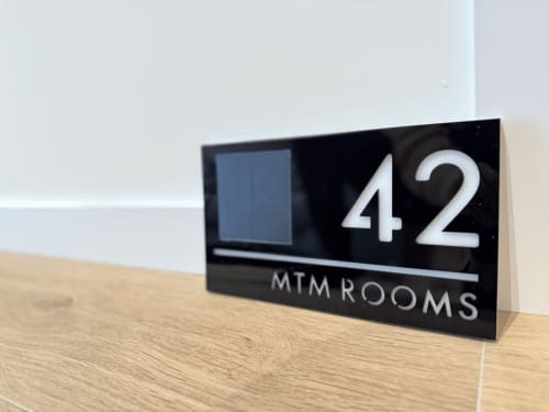 Placa con número de puerta 42 del hotel MTM Rooms en España con diseño moderno en blanco y negro
