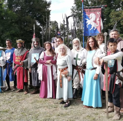 Groupe de reconstitution médiévale en costumes d'époque au Domaine de Châlus-Chabrol, Châlus, France