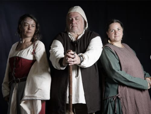 Personnages en costumes médiévaux au Domaine de Châlus-Chabrol, un gîte historique à Châlus, France