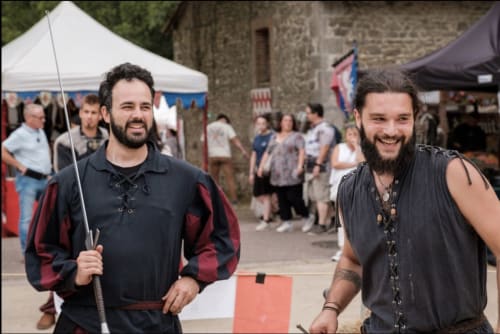 Deux hommes barbus en costumes médiévaux au festival du Domaine de Châlus-Chabrol à Châlus, France