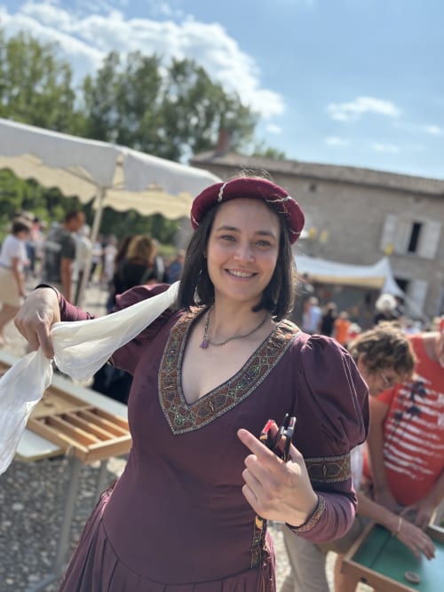 Femme en costume médiéval au festival du Domaine de Châlus-Chabrol, Châlus, France