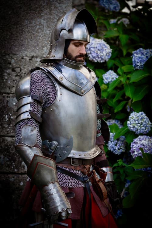 Chevalier médiéval en armure au Domaine de Châlus-Chabrol, un gîte historique français à Châlus