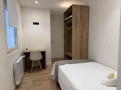 Habitación individual en MTM Rooms Santander con cama, escritorio, armario y ventana con luz natural
