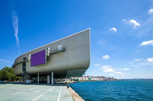 Edificio moderno con arquitectura curva del hotel MTM Rooms en Santander con vista al frente de agua