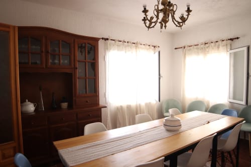 Comedor del Hostal Rosa - Nonna en Sigüenza con mesa de madera, sillas y decoración tradicional española