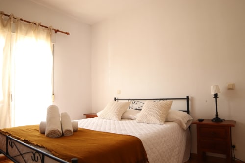 Dormitorio luminoso en Hostal Rosa - Nonna de Sigüenza con camas gemelas, ropa de cama color crema y luz natural