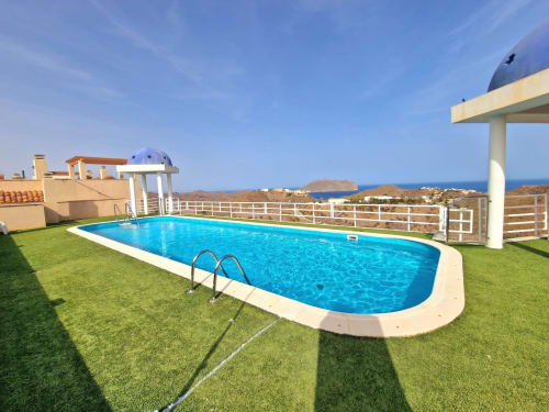 Piscina azul en terraza con vista al mar Mediterráneo en Águilas, España en ATTC International Vacations