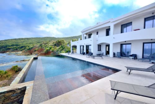 Villa EOLE à La Conciergerie du Cap Corse à Centuri, Corse : villa blanche moderne avec piscine à débordement dominant la