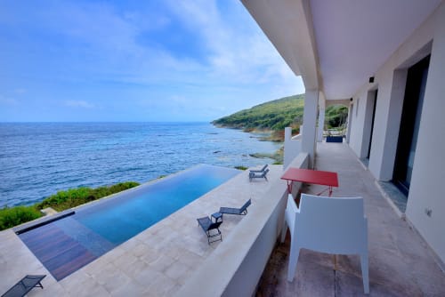 Villa EOLE à La Conciergerie du Cap Corse : piscine à débordement surplombant la Méditerranée et la côte verdoyante de Centuri