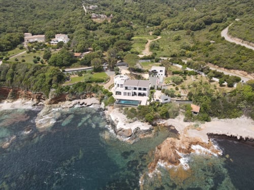 Villa EOLE vue aérienne, villa méditerranéenne de luxe avec piscine sur la côte de Centuri, Cap Corse dominant la mer turquoise