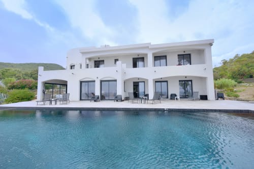Villa blanche contemporaine avec piscine surplombant la mer Méditerranée à Centuri, Corse