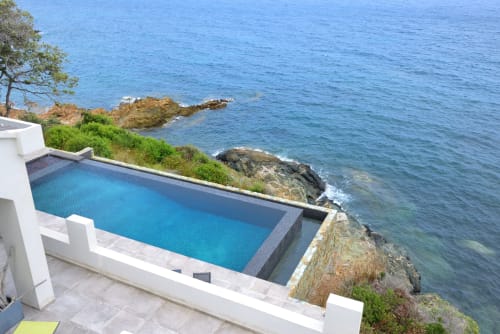 Villa moderne avec piscine à débordement vue sur la mer Méditerranée turquoise à Centuri, Corse
