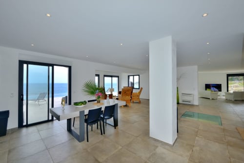 Villa moderne avec salle à manger vue mer, cuisine et espaces de vie à Centuri, Corse