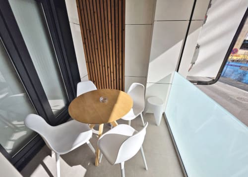 Terraza moderna del apartamento BR Silgar Sanxenxo con mesa redonda de madera, sillas blancas y vistas al mar