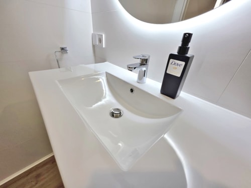 Moderno lavabo del baño en BR SILGAR Sanxenxo con doble lavamanos, grifería cromada y dispensador de jabón Dove