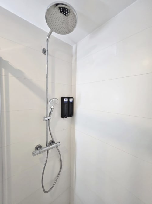 Sistema de ducha moderno con alcachofa de lluvia en apartamento BR SILGAR, Sanxenxo, España