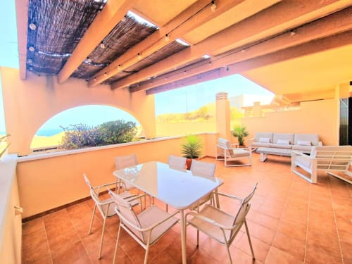 Terraza soleada en ATTC Mirador de los Collados de Aguilas con zona de comedor, vistas al mar y área de descanso