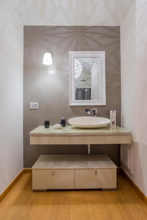 Bagno moderno con lavabo a ciotola, mobile in legno e specchio nell'appartamento studio Country Domos, Ozieri