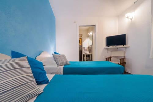 Camera Blu a Country Domos B&B a Ozieri con letti gemelli, TV e vista sul giardino dal balcone