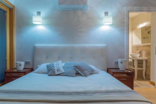 Camera da letto moderna al Country Domos B&B di Ozieri con letto queen, illuminazione blu, bagno privato e giardino