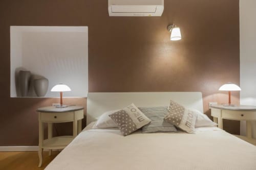 Camera Camino di Country Domos B&B a Ozieri con letto matrimoniale, arredamento neutro e vista sul giardino